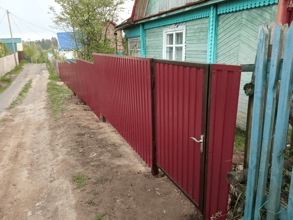 Фото забора из профнастила RAL3005, Дырнос